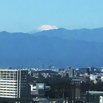 秋晴れの朝に実験室から臨む雪化粧の富士山