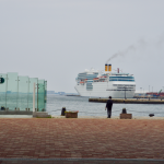 博多港には大きな客船が停泊していました
