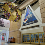 Christmasに飾り付けられたHynes Convention Center入口