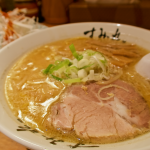 夜には街で行列ができるラーメンも食べました