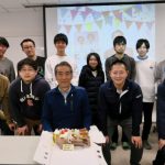 2023年 吉本教授お誕生会、学生たちとの記念写真